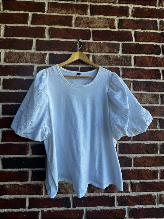 Old Navy Tops - Old Navy White Puff-Sleeve Eyelet Tee